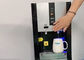 Les mains libèrent le distributeur de refroidisseur d'eau de Touchless avec le débouché instantané de l'eau sentant à la main